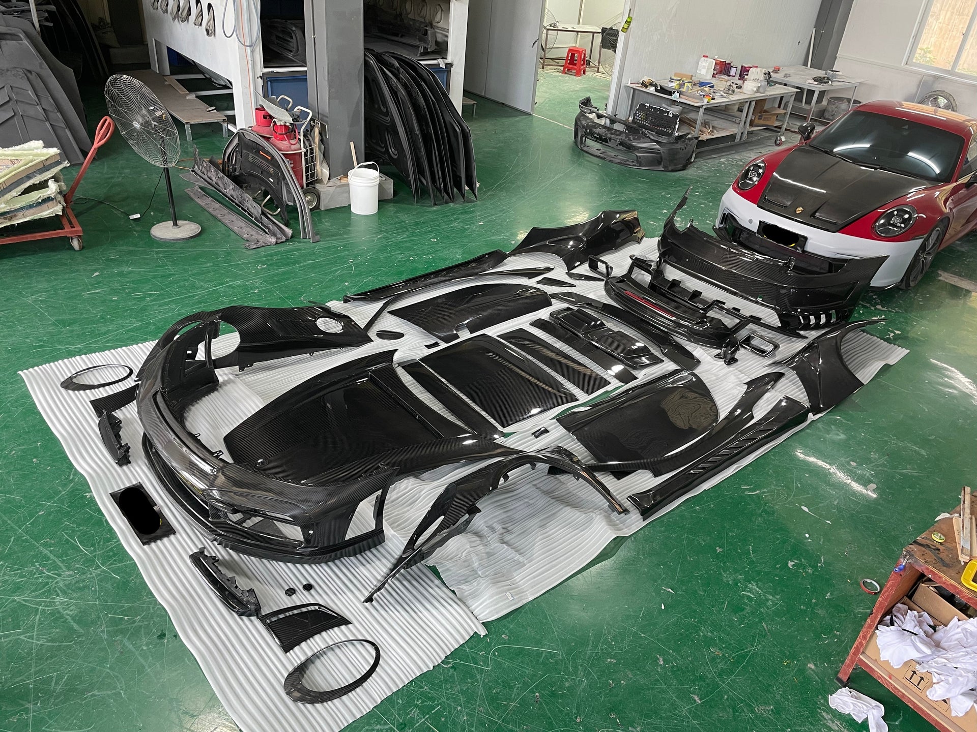 TOP FULL DRY CARBON BODY KIT FOR PORSCHE 911 (992) 2018+