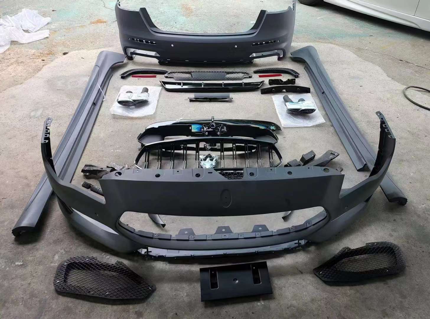 TROFEO BODY KIT FOR MASERATI QUATTROPORTE M156 2020+  Set include:  Front bumper assembly Front grille Side skirts  Rear bumper assembly Material: Plastic  Note: Professional installation is required. May require to change or modify wheel liners and bottom engine protection