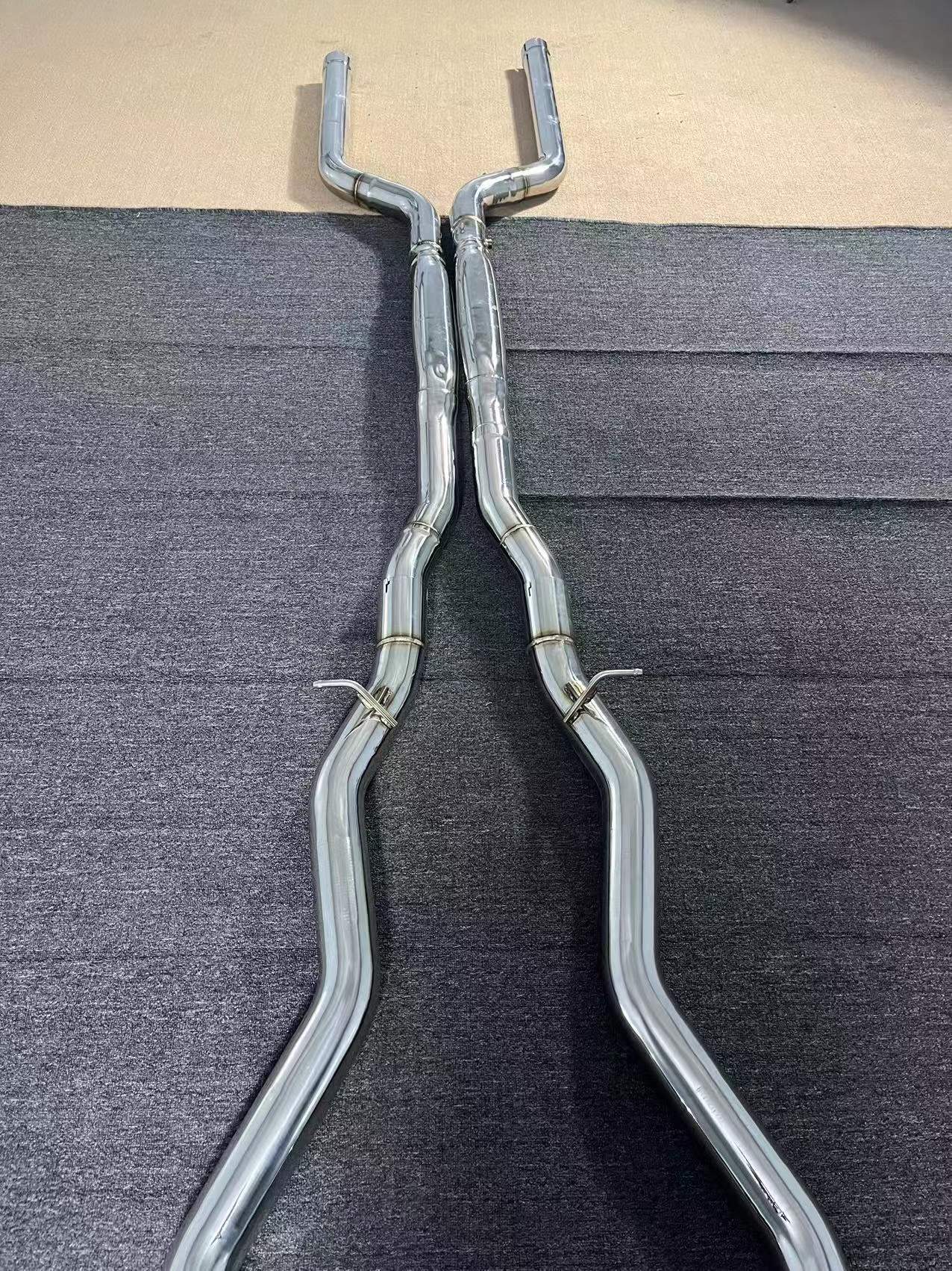 Aggressive Sporty Sound Valved Exhaust Catback Muffler For BMW M8 F92 F91 COUPE CONVERTIBLE 2019+ 4.4L  Set include:  Center pipes Muffler with valves The valve control unit and remote controller Material: Stainless steel  Production time: 10 days  NOTE: Professional installation is required.