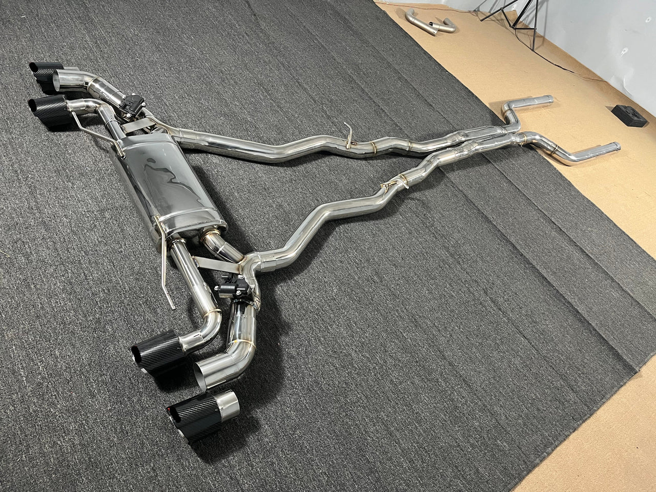 Aggressive Sporty Sound Valved Exhaust Catback Muffler For BMW M8 F92 F91 COUPE CONVERTIBLE 2019+ 4.4L  Set include:  Center pipes Muffler with valves The valve control unit and remote controller Material: Stainless steel  Production time: 10 days  NOTE: Professional installation is required.
