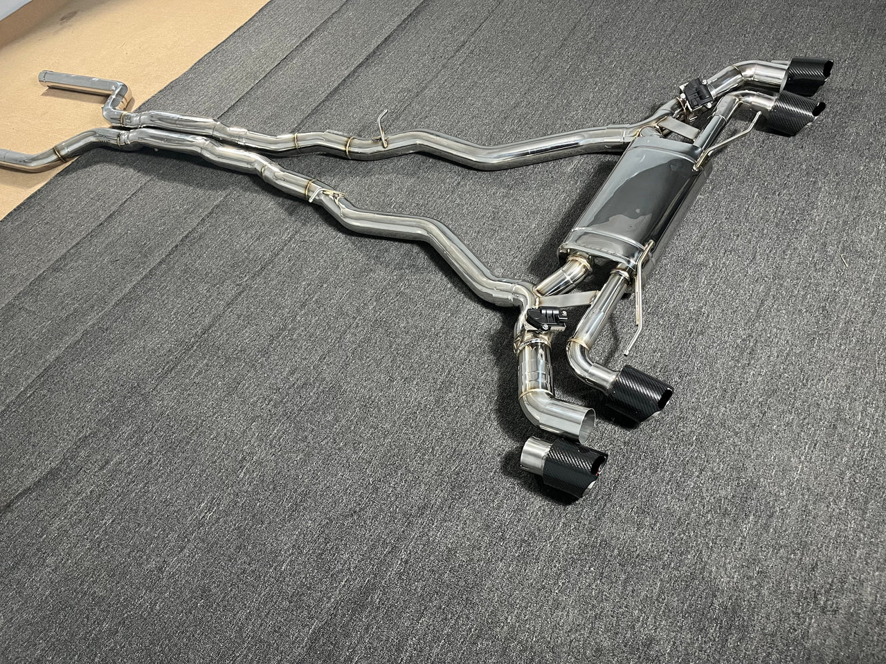 Aggressive Sporty Sound Valved Exhaust Catback Muffler For BMW M8 F92 F91 COUPE CONVERTIBLE 2019+ 4.4L  Set include:  Center pipes Muffler with valves The valve control unit and remote controller Material: Stainless steel  Production time: 10 days  NOTE: Professional installation is required.